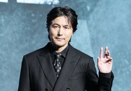 Jung Woo-sung, a Gentle Handshake [★Photo]