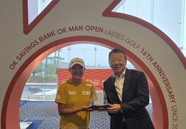 'From a scholarship recipient dreamer to a professional repaying kindness'... OK Golf Scholar Third Cohort Cho Hye-rim surprises Choi Yun (Chairman) with a handcrafted 'Appreciation Plaque'