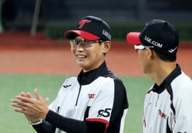 'With or without Go Woo-seok, the bullpen held for 9⅔ innings over two days without allowing a run! The manager explicitly praised six pitchers: "We won with defensive baseball... I want to commend our bullpen." [Jamsil Field]