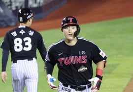 'Recent 10-game batting average of 0.143' — Despite the slump, he crossed Jamsil with a 177.1 km/h bullet! LG's Moon Jung-bin: "I hope today's home run becomes a turning point to boost my batting feel" [Jamsil on-site]
