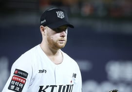 "A pitch that wins even when thrown off-target": Daniel Davis's fastball, recognized by Kang Cheol as "magic," despite not reaching 150 km/h — Why? Control + Release + [Suwon Field]