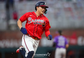 Amazing '3-hit' Kim Ha-seong delivers a fantasy defensive show! Pitcher removes cap to pay tribute