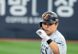 [Photo] 'Hanwha's first hit in the top of the 1st inning' Moon Hyun-bin