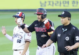 [Photo] Austin takes early lead with a double to the left-field gap