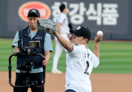 [Photo] 'KT's winning streak hopes for first-place return, ceremonial pitch by Kwon Hyuk-min, CEO of DT Networks'
