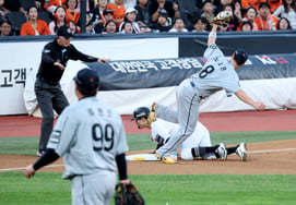[Photo] 'Stealing third base in the bottom of the first inning' Choi Won-jun