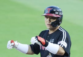[Photo] Park Dong-won delivers two RBI infield hits with bases loaded