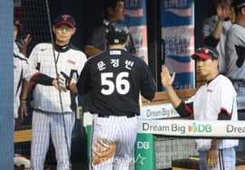 [Photo] Manager Yeom Kyung-yeop welcomes Moon Jung-bin's good catch