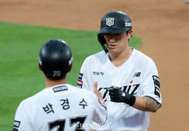 [Foto] 'Punto de carrera en la parte baja del primer inning' Kim Min-hyeok