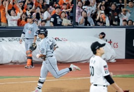 [Foto] 'En la parte superior de la quinta entrada, Kang Baek-ho conecta un jonrón de tres carreras ante So Hyoung-jun para empatar el marcador'