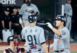 [照片]“比赛还没结束！”如惊雷般的追平三分本垒打——强白虎 (Kang Baek-ho)