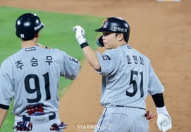 [Ảnh] Hiệp 5 đầu trận, Moon Hyun-bin ghi 1 điểm với cú đánh theo kịp