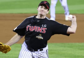 [Photo] Kennedy targets the body side