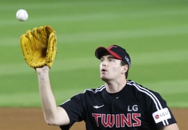 [Photo] Kennedy, fielding with ease