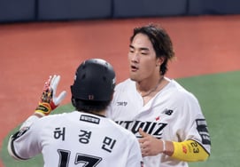 [At a glance] "If you thought he only hits well, that's a misunderstanding!" An Hyeon-min sweeps the bases