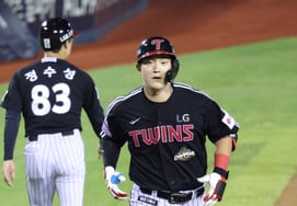 [Photo] Moon Jeong-bin, a majestic comeback home run