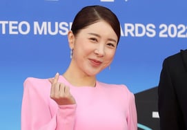 Singer Seo In-young delays behind-the-scenes video of Waterbomb performance: "To show you an even better side"