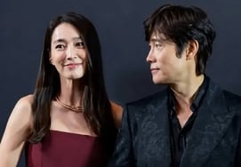 Lee Min-jung cuts out Lee Byung-hun's face in a selfie, then quickly fixes it with a two-shot: "I won't cut you." [Star Issue]