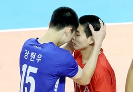 [Photo] Kang Hyun-woo and Park Ji-ho share a 'passionate connection'