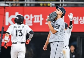 "Marcó cinco carreras en la parte superior de la primera entrada y aun así perdió": Hanwha se hunde en una racha de nueve derrotas, "An Hyun-min logra doblete consecutivo", KT recupera el primer puesto [Desde Suwon]