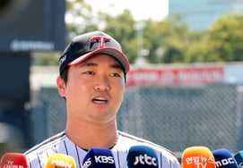 '電撃復帰' コウソクLGのクローザーではないとは、なぜ？ ヨム・ギョンヨプ監督が明らかにした今後の活用方針 [ジャムシル現場]