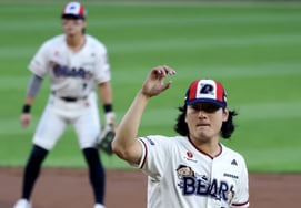 [Photo] 'Allowed a double to Austin in the top of the first inning!' Kwak Bin