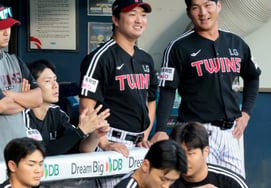 [Photo] 'Should I appear today?' Ko Woo-seok