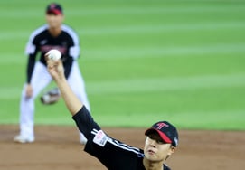 [Photo] 'Park Si-won vs. Starting Pitcher Kwon Bin'