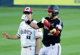 [Photo] 'Two-run double in the top of the first inning with two outs' Austin