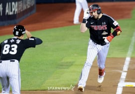 [Photo] 'Coach Jeong Su-seong and the salute' Austin