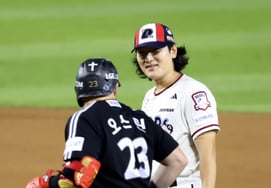 [Photo] "I want to reverse my own run!" Austin and Kwak Bin at odds