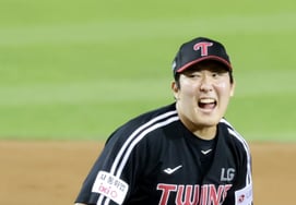 [一度にサッと] ドゥサンとの3連戦の最後の試合でも「緊張のジュヨン、今日は2死2,3塁の危機だ」