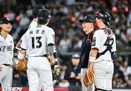 'The Dignity of a First-Place Team Manager' Honoring 900-Game Milestone, Manager Personally Visits Mound to Ask for Substitution [Suwon Field]