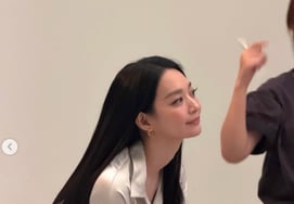 'Kim Woo-bin♥' Shin Min-a shines brightly during peak beauty season at Bucheon site