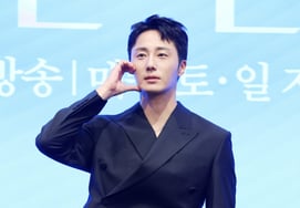 Actor Jung Il-woo donates 20 million won while serving as a social service officer... It turns out he has been a 'donation angel' for over 20 years [Official]