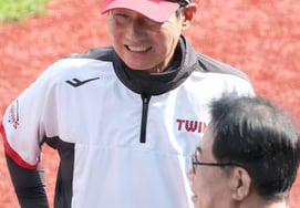 '5连胜'廉庆叶:“多亏填满蚕室的粉丝们,祝贺高宇锡时隔3年达成救援成功→肯尼迪2局完美投球为胜利奠定基础”