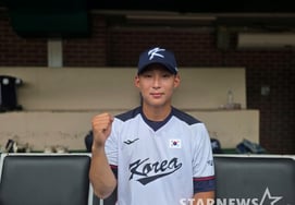 «Toda la familia es fan de Hanwha»: el receptor de 17 años criado bajo la mirada de Moon Hyun-bin se vistió con la insignia de Taeguk, superando a sus hermanos mayores de último año de bachillerato. «Volveré con una medalla de oro» [Entrevista]
