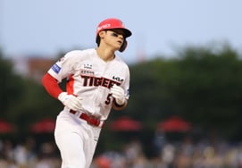"Kim Do-young can be held back" as the top-ranked team, trailing by just 0.5 games, shows no interest in the 'KBO youngest to reach 40 home runs' record [Gwangju on-site]