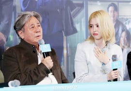ハン・ソヒ、先輩を見つめて可愛い表情 [★フォト]
