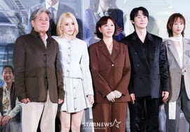 The touching film 'Intern' coming for Chuseok [★Photo]