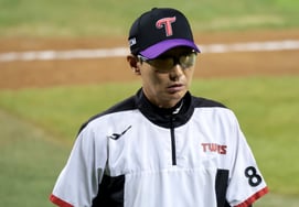 [Foto] «¡Qué apretón!» El entrenador Yeom Kyung-yeop, que hizo un llamamiento en el KARA SCO