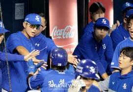 [Photo] Coach Park Jin-man celebrating the 'go-ahead run'