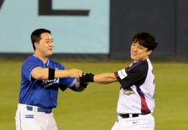 [Photo] "Let's get some support, Dongwon-hyung!" Jeon Byeong-woo
