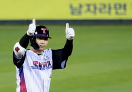 [Ảnh] 'Hiệp 6 cuối cùng, 2 điểm, 2 base hit' Moon Bo-kyung