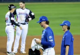 [Photo] Fedek being pulled in the bottom of the 6th inning with one out and runners on first and second