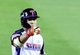 [Photo] 'Clutch go-ahead hit in the bottom of the 6th' pinch hitter Cheon Seong-ho