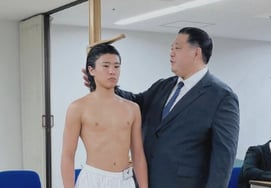 'Solo 165 cm y 57 kg': aparece el debutante más ligero de la historia, quien declara enfrentarse a gigantes de más de 160 kg... Japón se sacude con 'impacto'