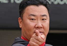 Even after a dramatic walk-off victory, Manager Lee Beom-ho's expression remained stern → Team meeting asks 'Why on earth?'... "We must also pay close attention to our staff" [Gwangju]