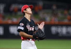 «Igual escenario de novena entrada con dos outs y bases llenas»: hace dos días fue sustituido tras solo dos lanzamientos, pero esta vez se mantuvo hasta el final... ¿Por qué cambió la decisión del entrenador Lee Beom-ho?