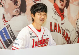 "I just happened to be a one-club man" Kim Sung-hyun, who ends his 21-year career, starts as the leadoff second baseman [Incheon Field]